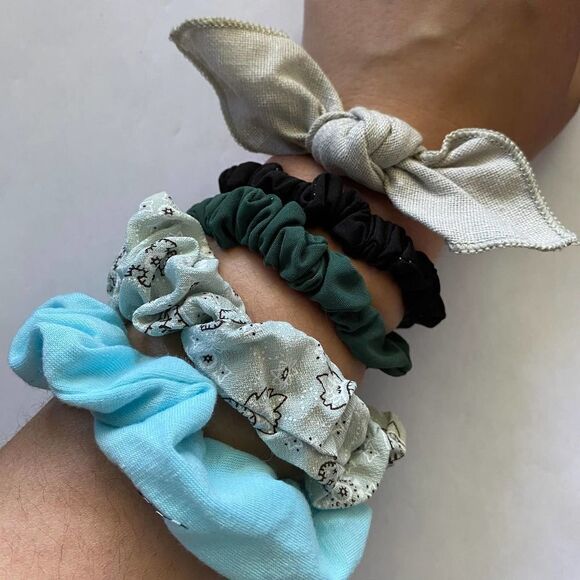 𝅺Set of 5 Scrunchies - Aqua Mint Bandana - Picture 1 of 2